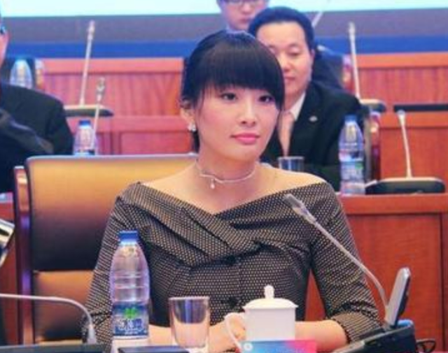 遗产风波沸沸扬扬，“一声不吭”的宗馥莉，终于不再顾忌所谓体面
