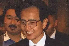 气功大师严新自称能拦截导弹，想进清华当教授，后来结局如何？图片