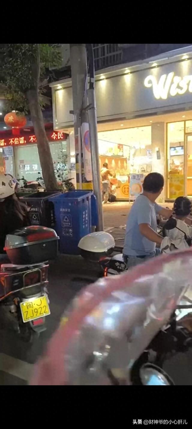 男女闹市街头不雅行为，男子抽烟很享受，现场围观者还有很多儿童