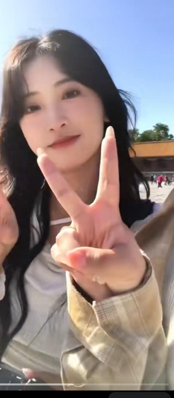 “青春逐秋，故宫梦启说走就走。”