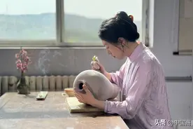 90后女孩接手濒临困境家族陶瓷厂，让非遗技艺染上“多巴胺”配色图片