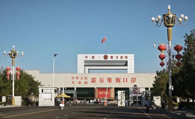沿着班列看上合丨记者手记：初抵国门，在霍尔果斯触摸开放脉搏