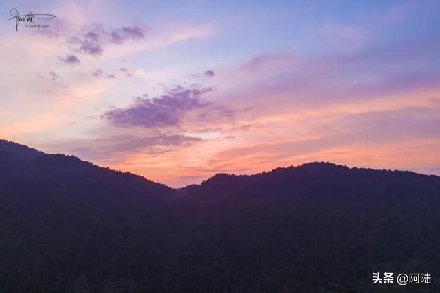 首八峒村停车场是不错的营地，每天都有旅者在这里过夜，风光秀美
