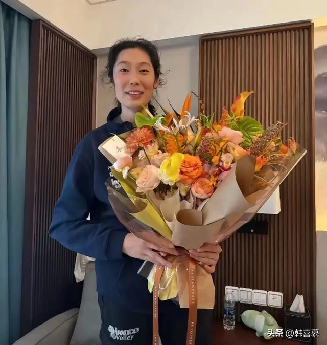 31岁朱婷回河南老家，豪车接送很低调，落选中国女排，她另有安排