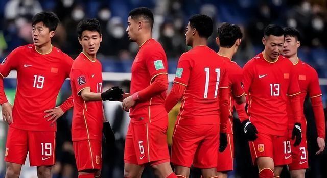国足赞助商连夜撤退，三折球衣无人问津！中国男足商业价值减少