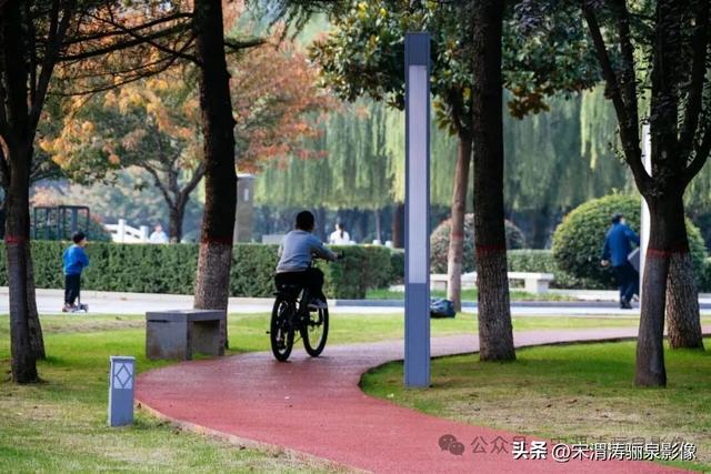 陕西渭南：天晴了 高新区时代广场秋色盎然