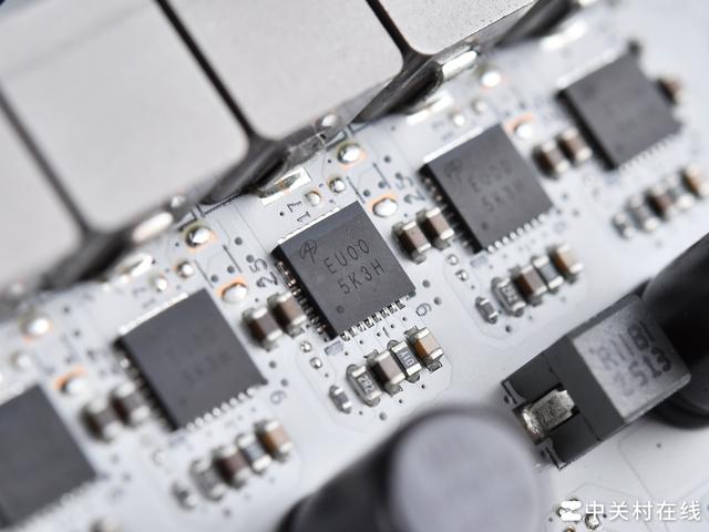 布局优化升级WIFI7 华硕B850重炮手白色版主板评测