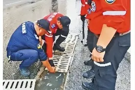 逐户排查、铺设挡水板、防水沙袋…… 黑龙江省慈善总会冰城救援队在行动图片