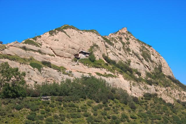 张掖马蹄寺石窟群，开凿于十六国北凉时期，是祁连山下的佛国秘境