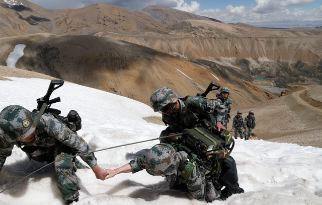 中印边境无人哨兵上岗，印度人笑它是稻草人，军方却笑不出来