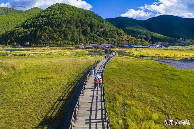 到泸沽湖“走婚”,这条300米的水上长桥肯定是要上去一趟的