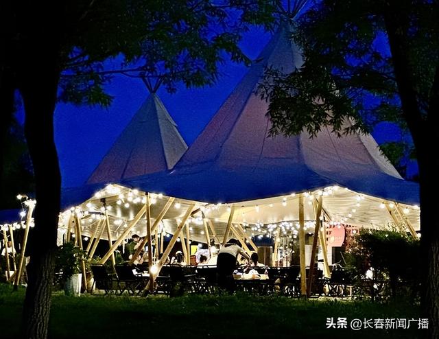 长春南溪湿地光影岛上演露天脱口秀 解锁夜生活新体验