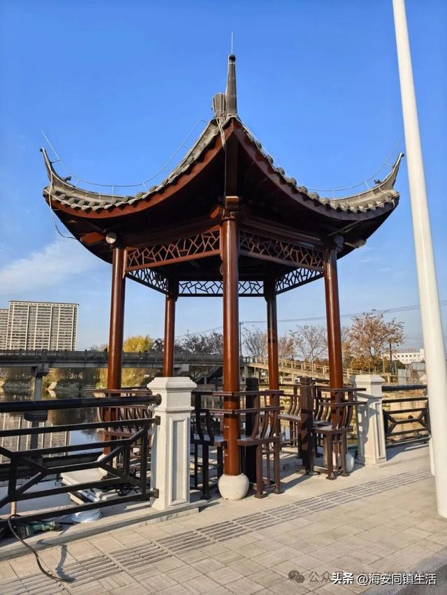 在海安新立发桥上看看老通扬河的水，回味春秋风云！