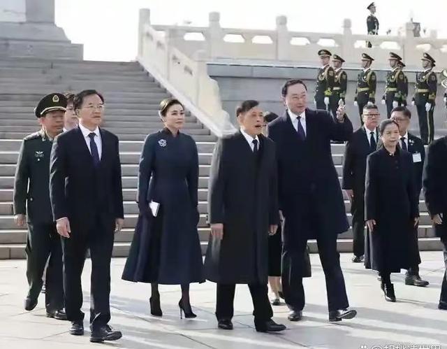 泰国王后是个狠人，47岁穿十厘米细高跟，一天赶三场活动未见疲惫