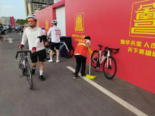这场骑行狂欢，他们全力护航……