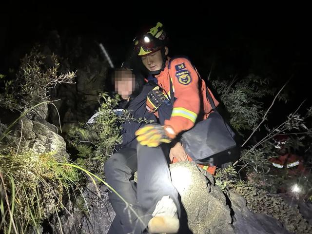 一男两女爬顺义舞彩浅山，非走野路，被困崖壁11小时……获救后说“很后悔……”