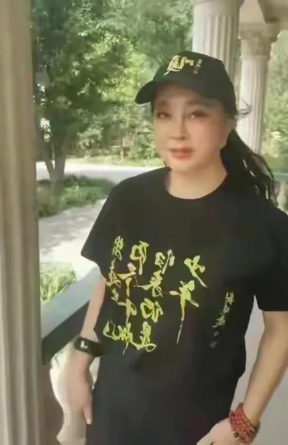 75岁刘晓庆，公园里跳舞，这状态真好，看着最多50岁，越活越年轻