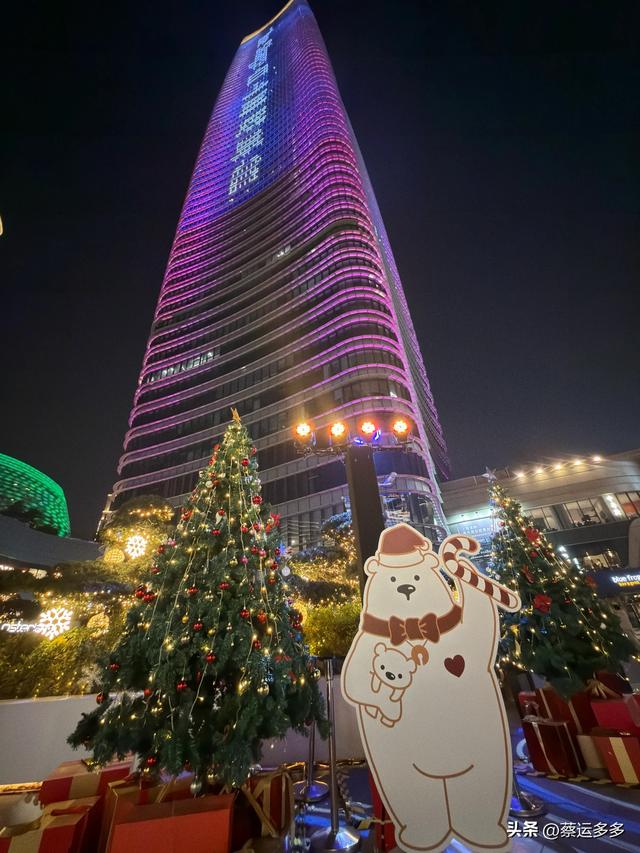 在北外滩，与圣诞和黄浦江撞个满怀