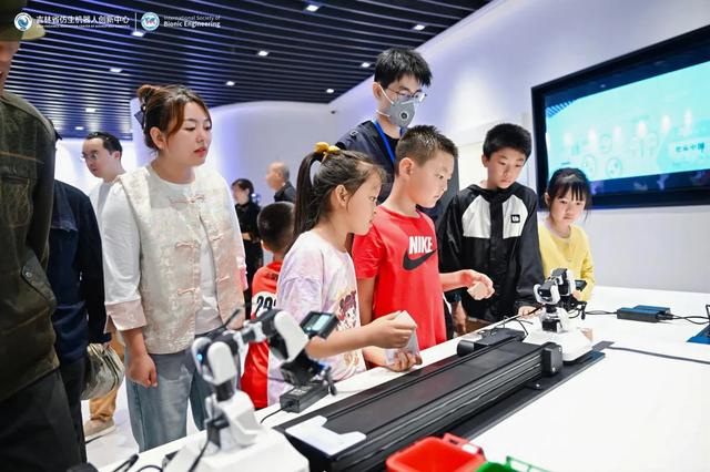 2025吉林省首届机器人文化节盛大开幕 仿生科技与智能体验引爆国庆假期
