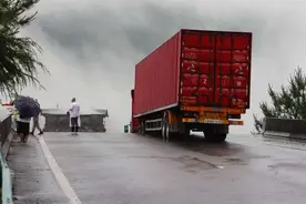 最幸运江西人诞生！桥梁垮塌，他驾22吨重货车惊险悬空图片