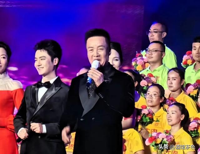 阎维文妻子现状：66岁驼背苍老瘦成皮包骨，夫妻差1岁像两代人