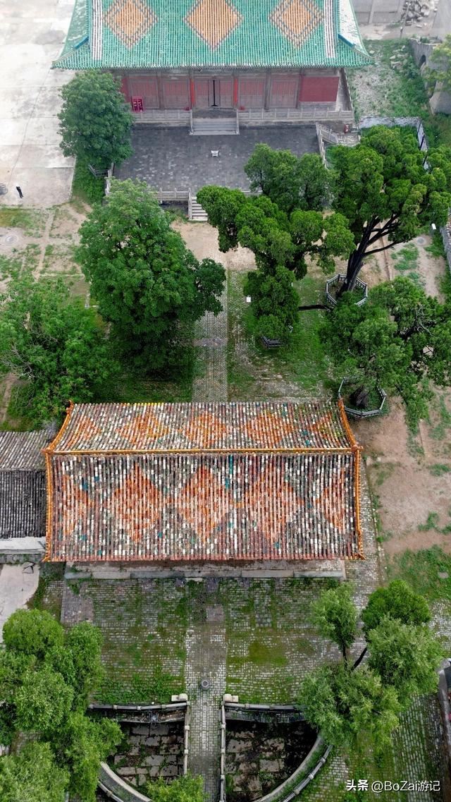 七百年古柏立，琉璃瓦蒙尘，这座文庙惊艳又凄惶