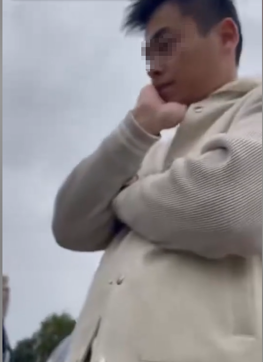 女子偶遇老公陪小三产检，薅其头发泄愤，老公身份被扒，网友气炸