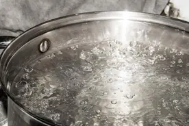 多次煮沸的水还能喝吗？千滚水喝了会得癌症，这是什么科学依据？图片