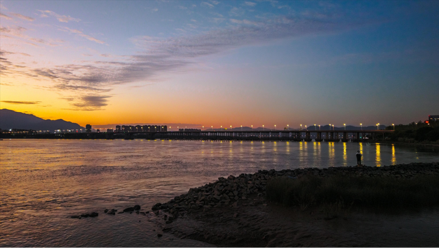 福州深秋宝藏公园，藏着粉黛乱子草与火红水杉，还有绝美沙滩江景