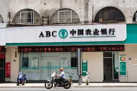 以农业银行目前的存款利率，存入20万，每年有多少利息？图片