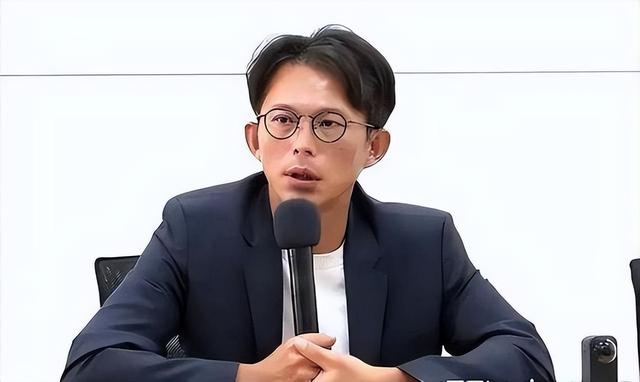 在中日关系敏感时期，他竟然率团赴日访问，为了刷存在感毫无底线