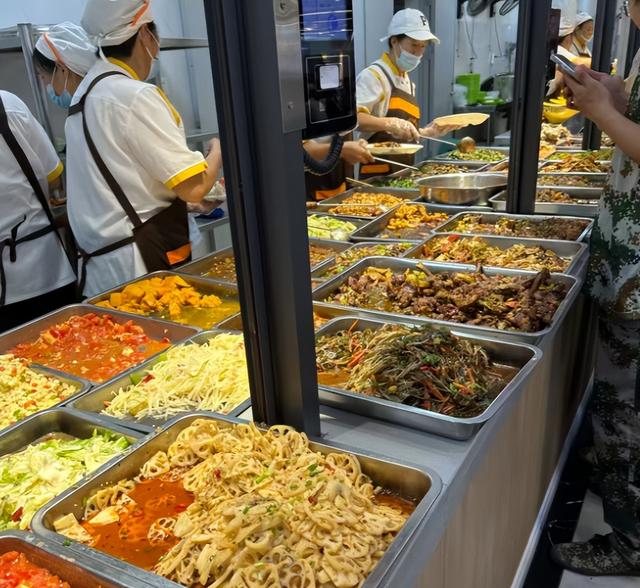 北京下了死命令，2027年底前，所有中小学必须告别“校外配餐	”