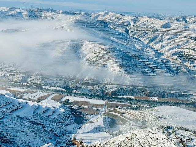 安定区：初雪漫山 与秋色撞个满怀
