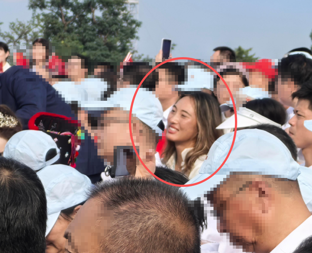13位奥运冠军现场观看阅兵，汪顺戴着奖牌，马龙的“合照”太特殊