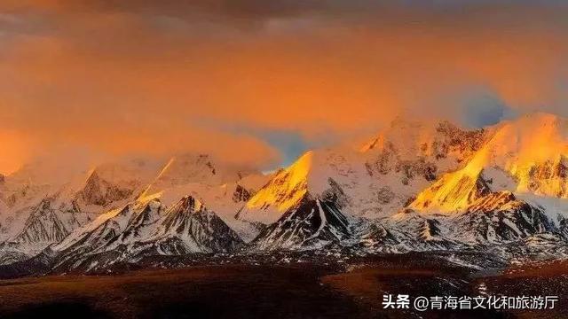 青海的冬天有多美?风裹着雪吻过河流,阳光在雪山尖写满温柔