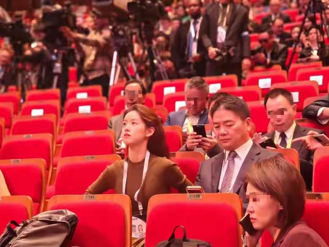 刘强东章泽天十年婚姻画风突变：这才是最好的相处方式