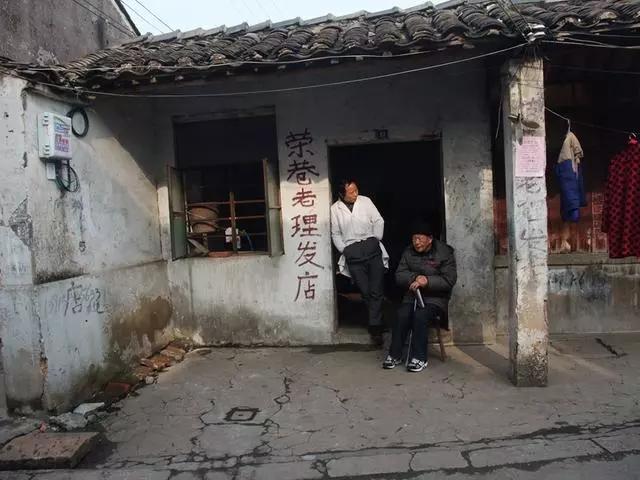 破旧的房屋留下岁月的印记——荣巷老街