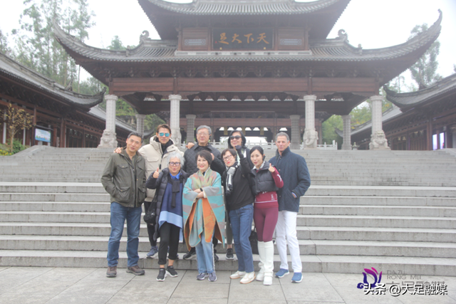 美国华裔文化名人靳羽西来足拍摄《同一世界》节目 架设中西文化桥梁