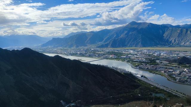爬拉萨南山公园