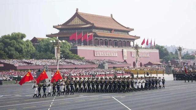 唯一出席阅兵的日本政要，回国后告诫所有人，当下只有一条路可走