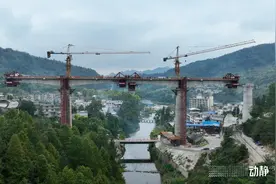 瓮马铁路南北延伸线项目谷江河大桥合拢图片