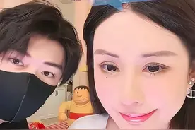 36岁韦雪交往22岁男友，表演系学生高大帅气，仅比其女儿大6岁图片