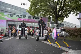 智能警务机器人、无人机、移动警务车......护航杭州樱花跑图片