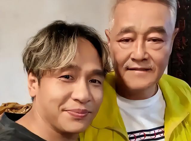 成名后抛弃原配，转身娶女粉丝的宋小宝，再藏不住早就变了的面相