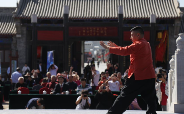练了十多年才理解：太极拳的“松”，不是软，是卸掉地球引力！