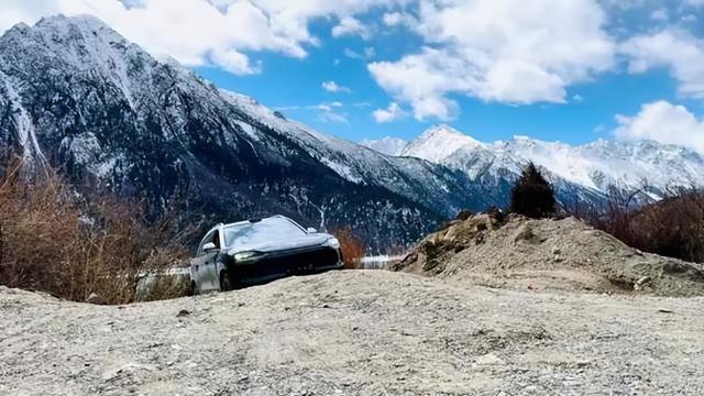 川藏线上那么多废弃豪车，为何没人愿意拖走？当地人道出实情
