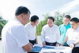 杨昌鹏到平坝区调研生态环境保护工作并开展巡河巡林图片