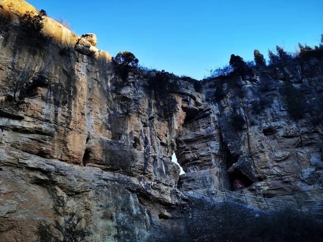 免费小众人还少：洛阳漏明崖，藏着北方小天坑与悬空寺