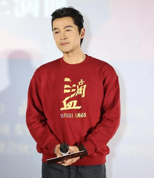 43岁胡歌断崖式衰老，眼袋肿大身材发福，新片票房失利状态差