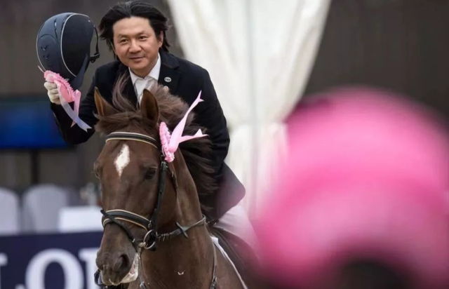 她陪伴陈道明8年，2亿身价不求名分，转身嫁王菲初恋成人生赢家
